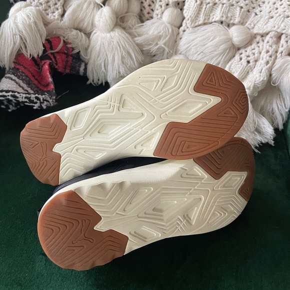 Womens pumas - Picture 3 of 5